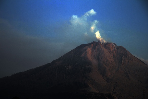 Gunung Sinabung Masih Berstatus Awas