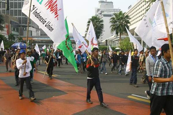 Ratusan Buruh Longmarch Menuntut Kenaikan Upah