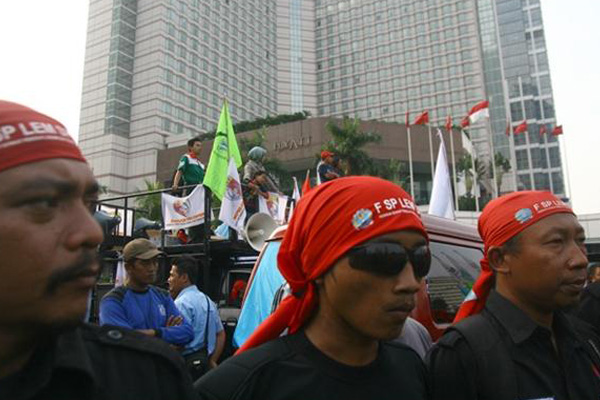 Ratusan Buruh Longmarch Menuntut Kenaikan Upah