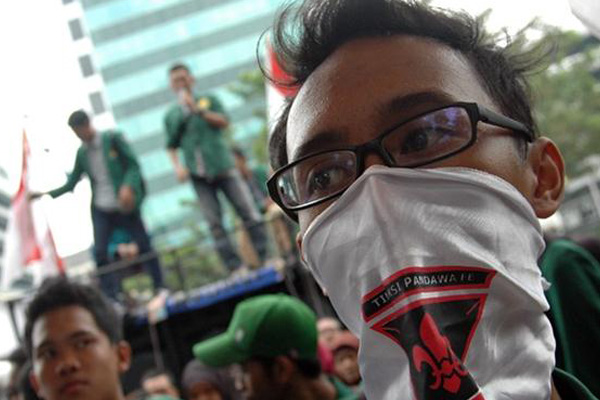 Demo BEM Tuntut Tuntaskan Kasus Bank Century Bentrok di Depan Kantor KPK