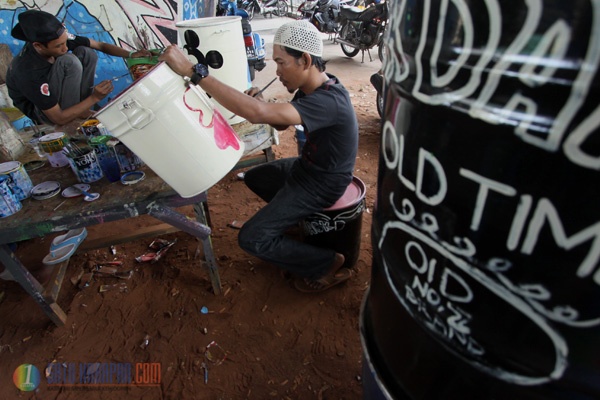 Memanfaatkan Sisa Tong Bekas Jadi Tong Sampah Hias