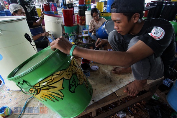 Memanfaatkan Sisa Tong Bekas Jadi Tong Sampah Hias