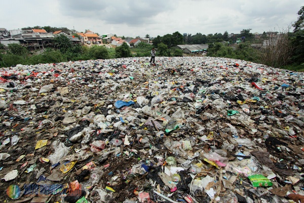 Pemandangan Sampah Menggunung di Bantaran Ciliwung