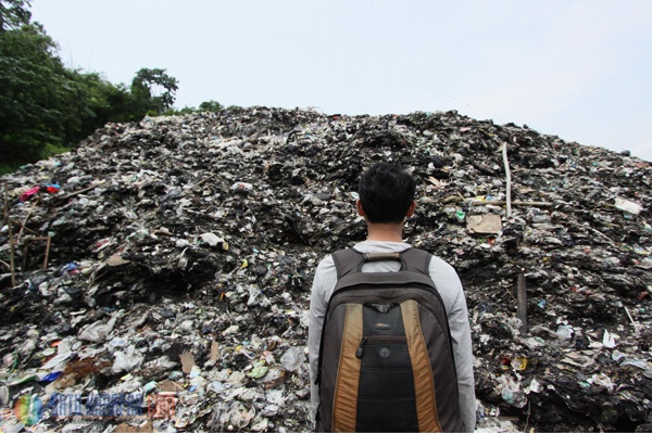 Pemandangan Sampah Menggunung di Bantaran Ciliwung