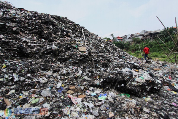 Pemandangan Sampah Menggunung di Bantaran Ciliwung