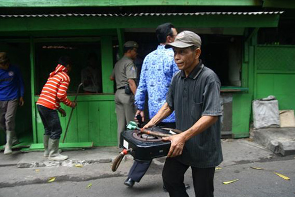 Pemkot Jakarta Selatan Bongkar Kios yang Berada di Areal Drainase