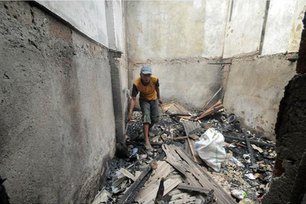 Warga Mengais Sisa Kebakaran Kelapa Gading