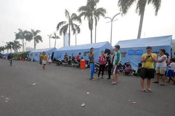 Warga Mengais Sisa Kebakaran Kelapa Gading