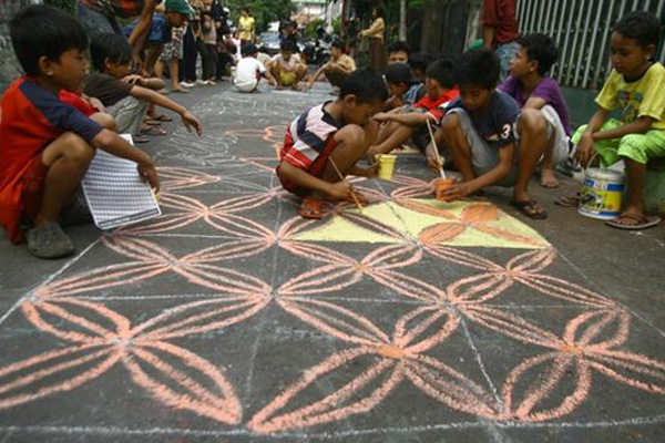 Anak-anak Membatik Jalanan di Kampung Batik