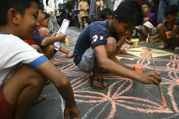 Anak-anak Membatik Jalanan di Kampung Batik