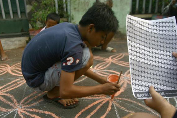 Anak-anak Membatik Jalanan di Kampung Batik