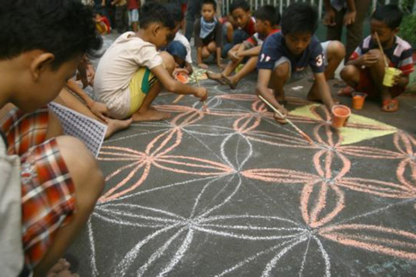 Anak-anak Membatik Jalanan di Kampung Batik