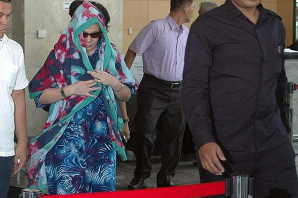 Ratu Rita Istri Akil Mochtar Jenguk Suaminya di Rumah Tahanan KPK