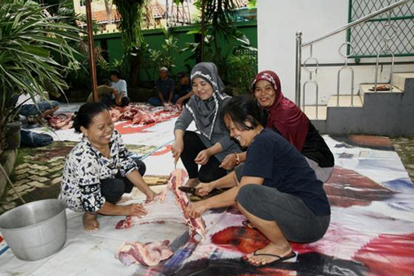 Warga Depok Potong Hewan Qurban Rayakan Idul Adha Bersama