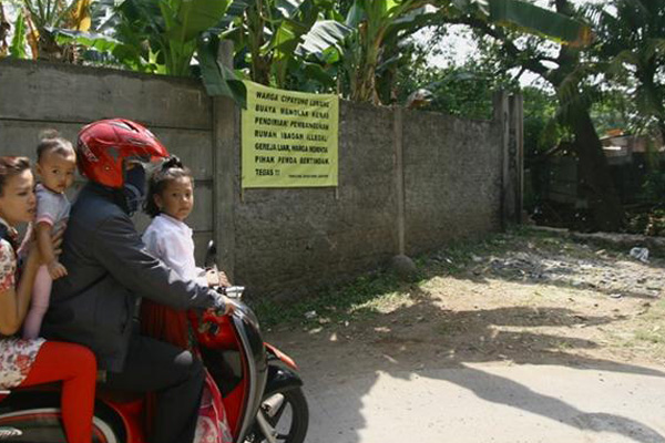 Spanduk Bertuliskan Menolak Pendirian Rumah Ibadah Beredar di Cipayung