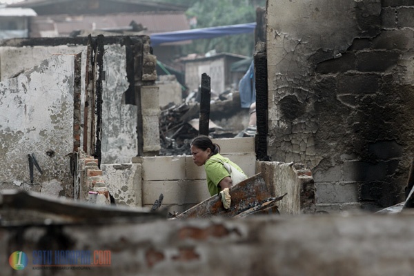 Warga Bersihkan Puing Pasca Kebakaran di Simprug