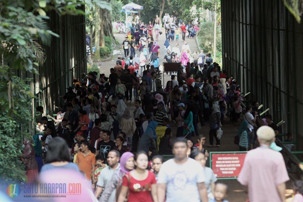 Puluhan Ribu Warga Berlibur ke Taman Margasatwa Ragunan