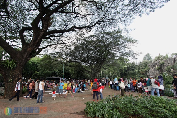 Puluhan Ribu Warga Berlibur ke Taman Margasatwa Ragunan