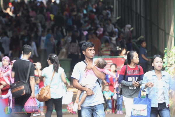 Puluhan Ribu Warga Berlibur ke Taman Margasatwa Ragunan