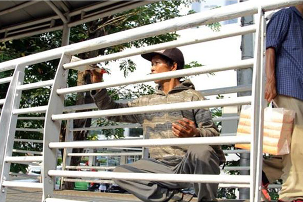 Pekerja Permanis Jembatan Penyeberangan Orang