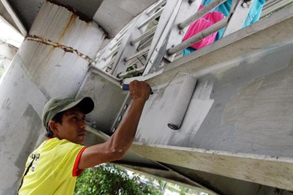 Pekerja Permanis Jembatan Penyeberangan Orang