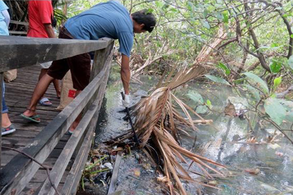 Pemuda Pemudi Aksi Bersih Sampah Sambut Hari Sumpah Pemuda