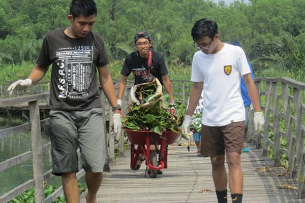 Pemuda Pemudi Aksi Bersih Sampah Sambut Hari Sumpah Pemuda