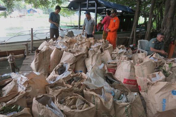 Pemuda Pemudi Aksi Bersih Sampah Sambut Hari Sumpah Pemuda