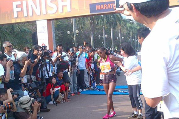 Semangat Peserta Mandiri Jakarta Marathon 2013 