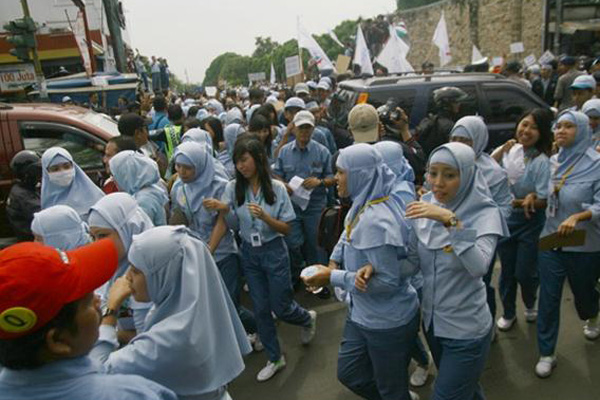 Ribuan Buruh Keluar Pabrik Lancarkan Aksi Mogok Nasional