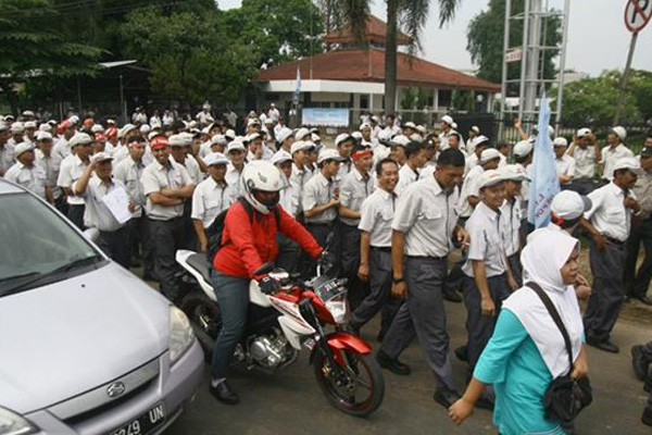 Ribuan Buruh Keluar Pabrik Lancarkan Aksi Mogok Nasional