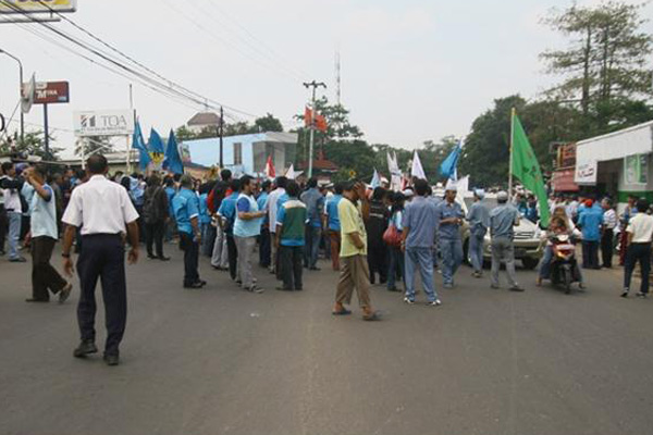 Ribuan Buruh Keluar Pabrik Lancarkan Aksi Mogok Nasional