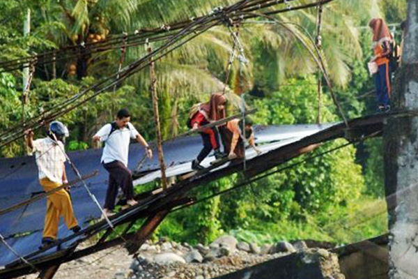 Jembatan Gantung di Desa Batubusuk, Padang Sudah Tidak Layak