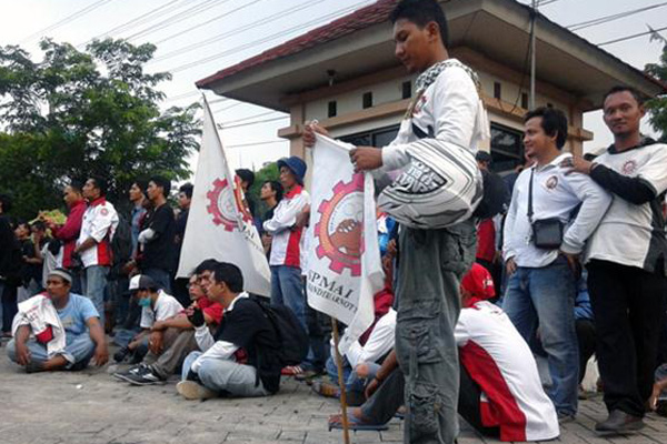 Pekerja Perjuangkan Kebutuhan Hidup Layak 