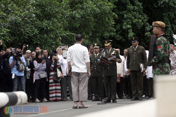 Pemakaman Ma'rie Muhammad Dilakukan secara Militer