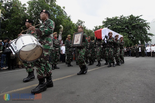 Pemakaman Ma'rie Muhammad Dilakukan secara Militer