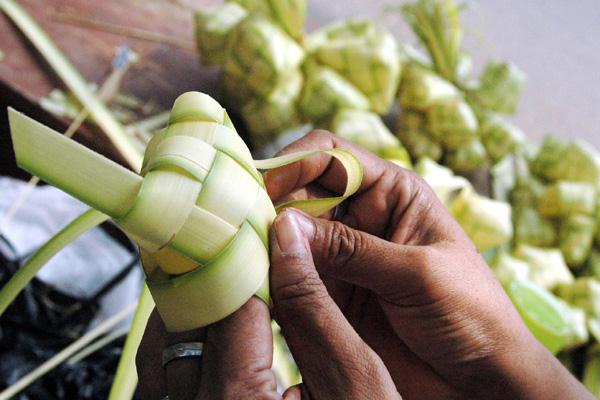 Pejual Ketupat Lebaran Mulai Ramai