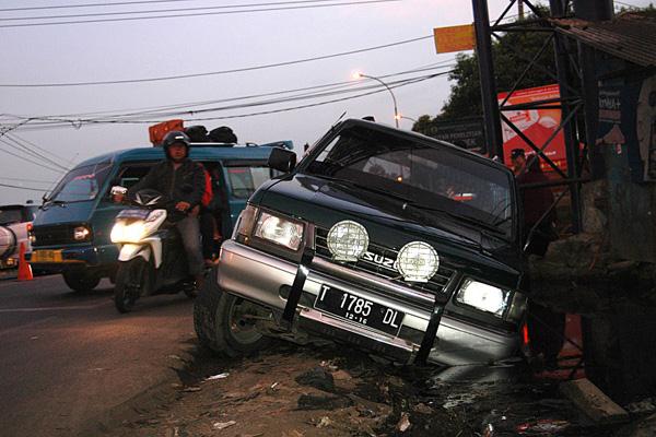 Kendaraan Terjebak Lubang