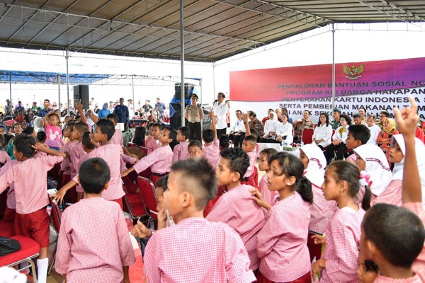 Presiden Serahkan PMT, PKH dan KIS di Ambon