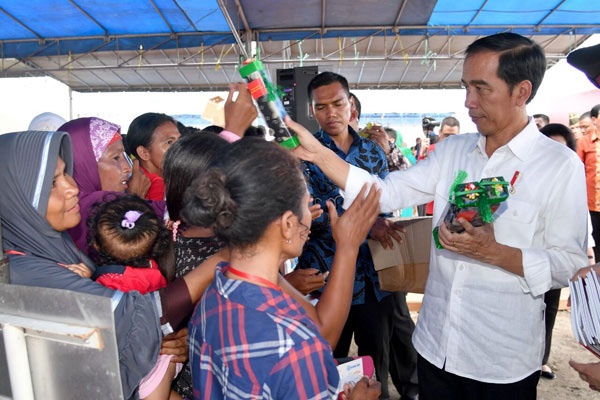 Presiden Serahkan PMT, PKH dan KIS di Ambon