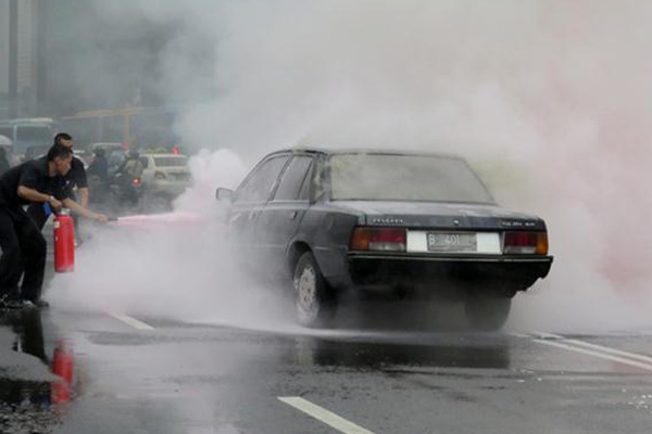 Sebuah Sedan Terbakar di Jalan Thamrin Akibat Korsleting 