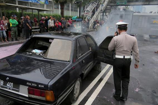 Sebuah Sedan Terbakar di Jalan Thamrin Akibat Korsleting 