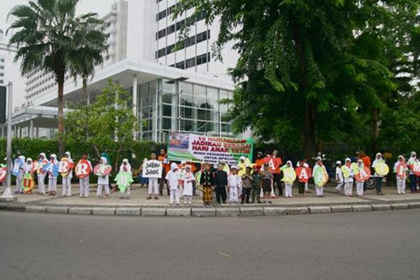 Aksi Damai Peringatan Hari Anak Yatim Nasional 2013