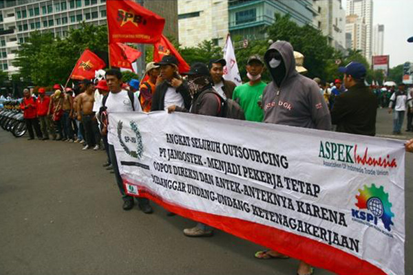 Unjuk Rasa Buruh Bawa Pocong Simbol Protes terhadap BUMN