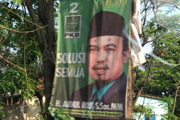 Pohon Jadi Sasaran Berbagai Poster Iklan