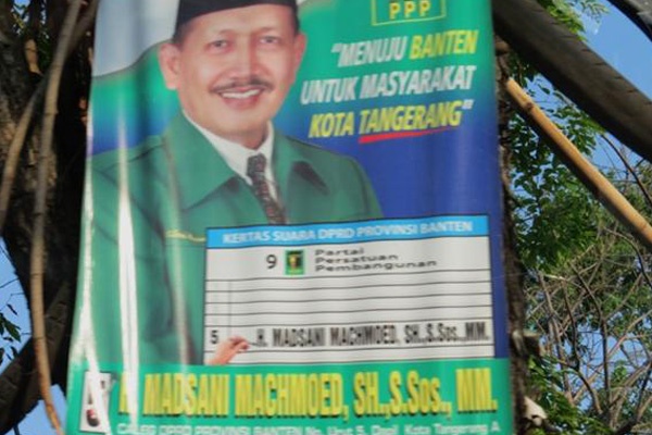 Pohon Jadi Sasaran Berbagai Poster Iklan