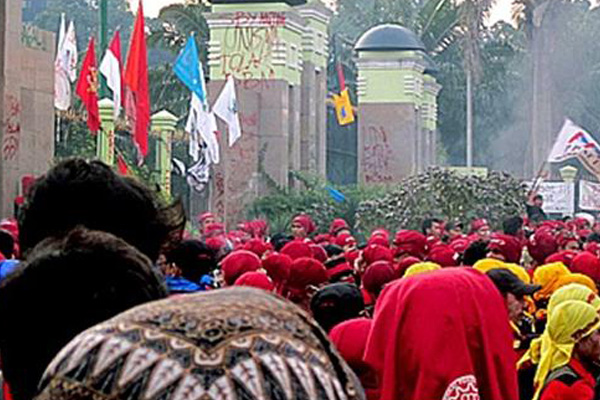 Buruh Gagal Temui Joko Widodo dan Basuki