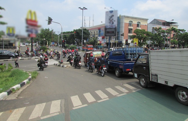 Zebra Cross  Bagi Pejalan Kaki, Kendaraan Karut Marut di Jakarta Timur 