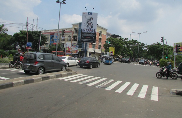 Zebra Cross  Bagi Pejalan Kaki, Kendaraan Karut Marut di Jakarta Timur 