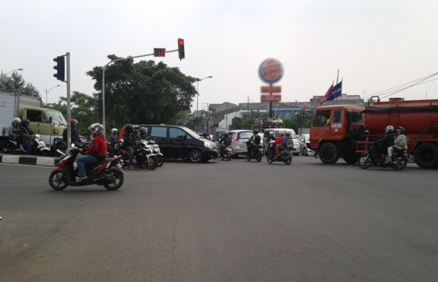 Zebra Cross  Bagi Pejalan Kaki, Kendaraan Karut Marut di Jakarta Timur 